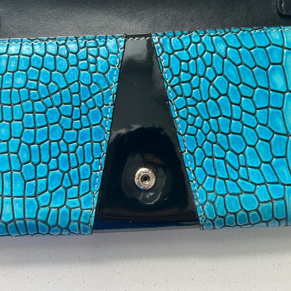 Luxurious Blue Textured Clutch with Glossy Finish - Picture 4 of 9